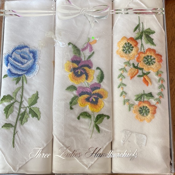 Vintage Ladies Handkerchief’s new in box. 2 boxes. 3 handkerchief’s each box. - Picture 2 of 6